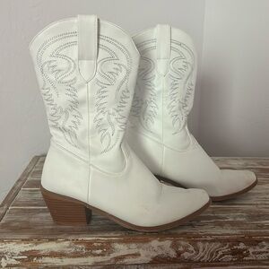 Cute White Cowgirl boots size 8 in women’s! Good condition :)